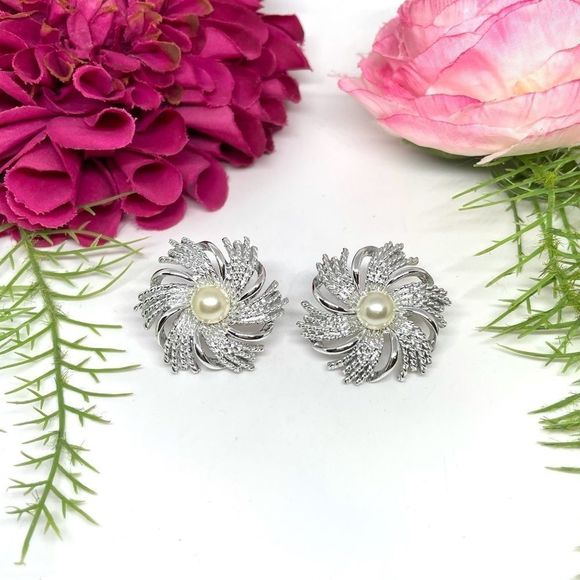 Sarah Coventry Jewelry - VINTAGE⚜️SARAH COVENTRY Pinwheel Spiral Clip Earrings